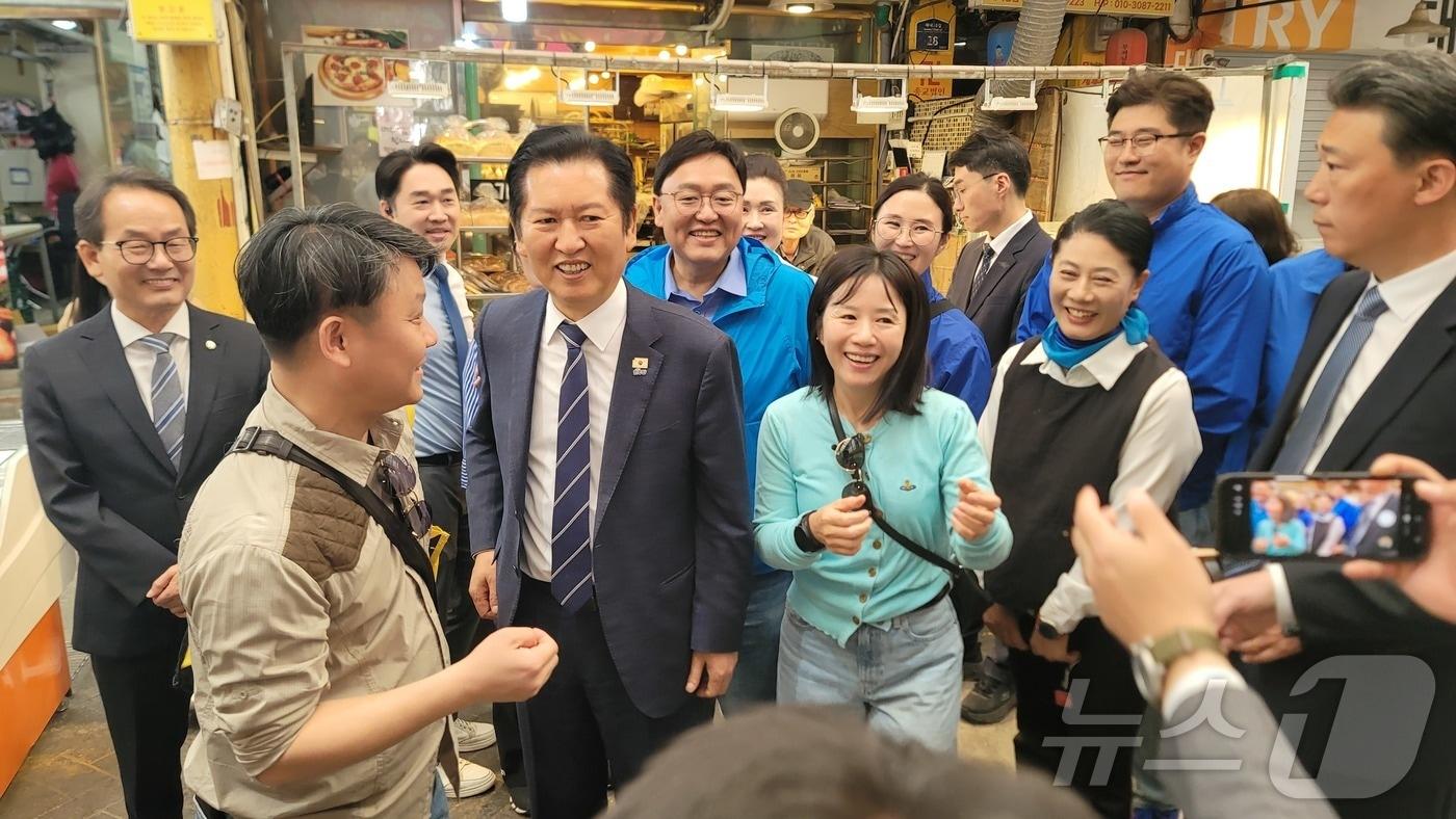 본문 이미지 - 정청래 더불어민주당 대표가 25일 세종 전통시장을 방문해 시민들과 기념촬영을 하고 있다.2026.4.25. ⓒ 뉴스1 임양규 기자