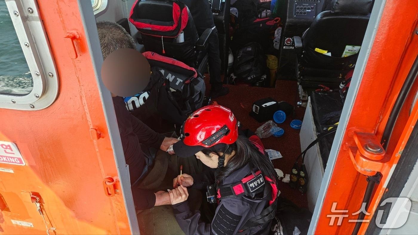 본문 이미지 - 25일 오전 9시 37분께 동구 방어진 상진항 앞 해상에서 익수자가 해경에 구조됐다. (울산해경 제공. 재판매 및 DB금지)/뉴스1