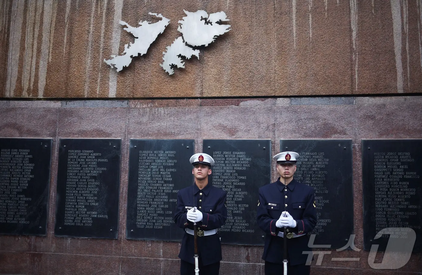 본문 이미지 - 아르헨티나 파트리시오스 연대 장병들이 지난 2일(현지시간) 아르헨티나 부에노스아이레스의 전쟁기념비에서 포클랜드 전쟁 44주년을 맞아 열린 전사자 추모식 중 경계를 서고 있다. 아르헨티나에서는 포클랜드 제도를 말비나스 군도로 부른다. 2026.4.2. ⓒ 로이터=뉴스1