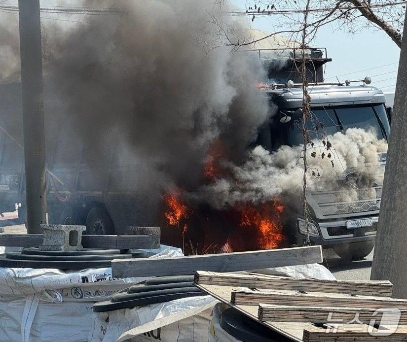 본문 이미지 - 화물차 화재 현장 (경기소방재난본부 제공. 재판매 및 DB금지)