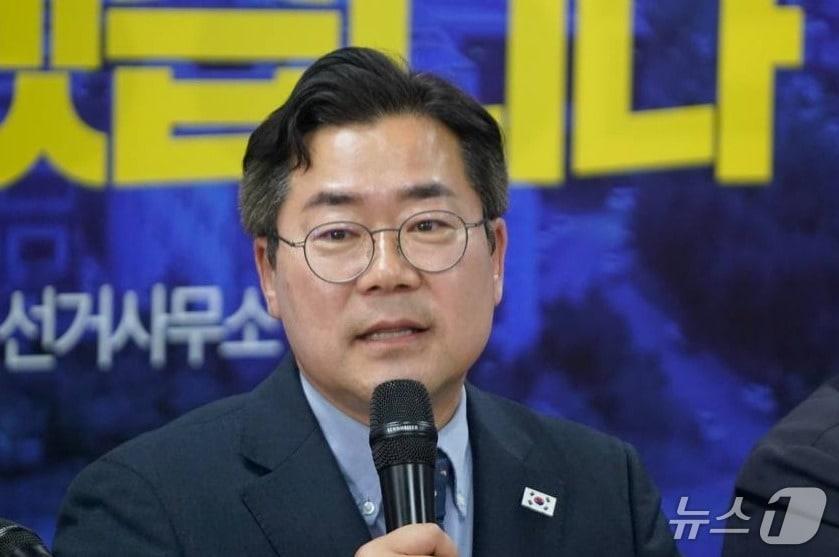 본문 이미지 - 박찬대 더불어민주당 인천시장 후보가 24일 연수구에서 열린 현장 최고위원회의에서 발언하고 있다. (박찬대 후보 SNS 제공)