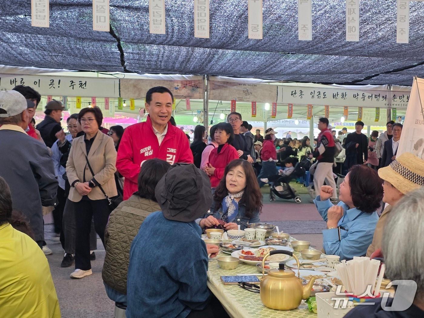 본문 이미지 - 김진태 국민의힘 강원도지사 후보가 지난 24일 제59회 단종문화제 현장을 찾아 방문객들과 이야기를 나누고 있다.(후보 측 제공, 재판매 및 DB 금지) 2026.4.25/뉴스1