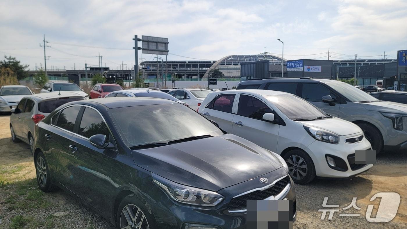 본문 이미지 - KTX오송역 인근 공터에 주차된 차량들의 모습 2026.4.25/뉴스1