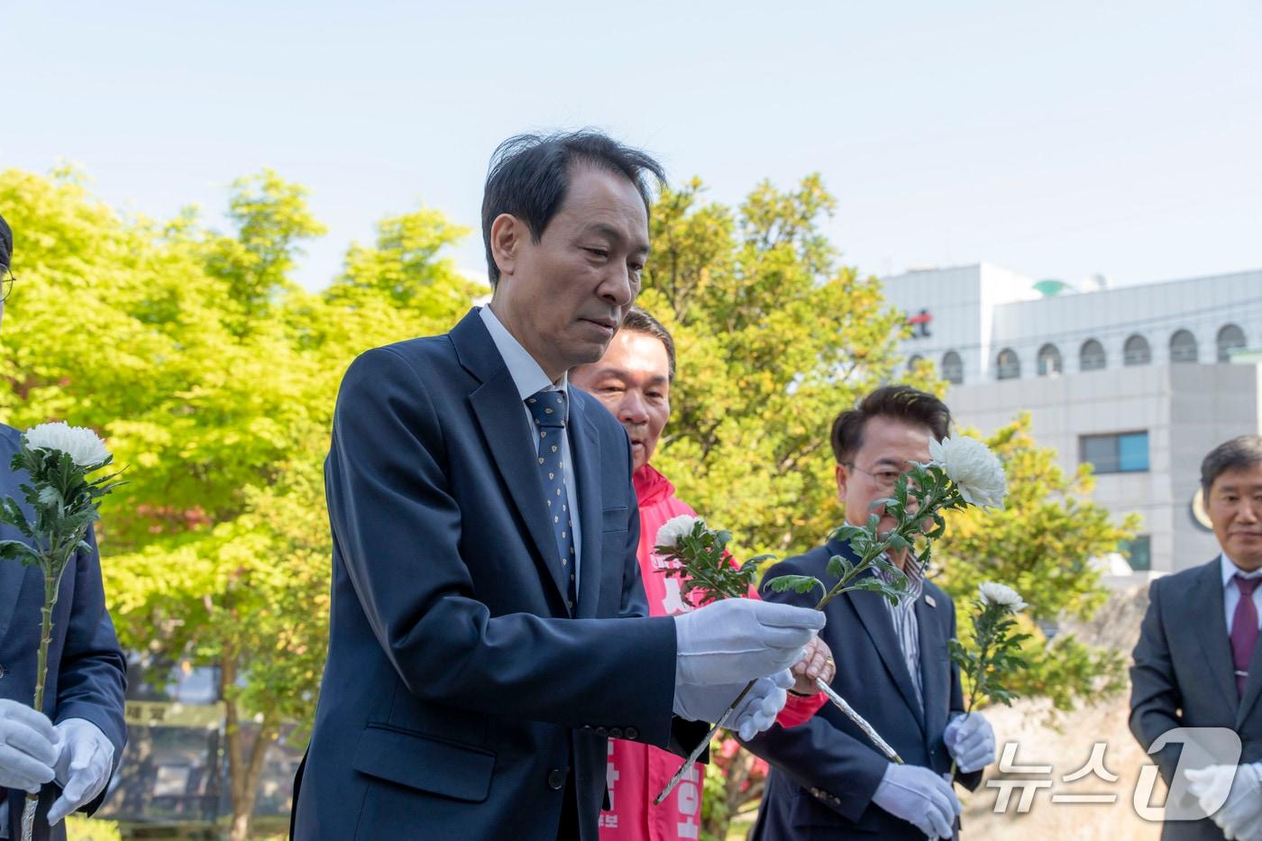 본문 이미지 - 우상호 더불어민주당 강원도지사 후보가 25일 춘천고등학교 개교 102주년 기념식에 참석해 상록탑에 헌화하고 있다.(후보 측 제공, 재판매 및 DB 금지) 2026.4.25/뉴스1