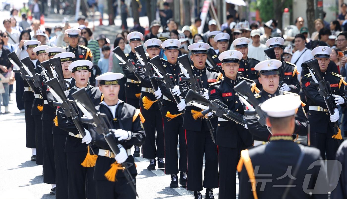 본문 이미지 - 25일 서울 중구 명보아트홀 사거리에서 열린 2026 이순신 축제에서 해군 의장대가 퍼레이드를 하고 있다. 2026.4.25 ⓒ 뉴스1 김성진 기자