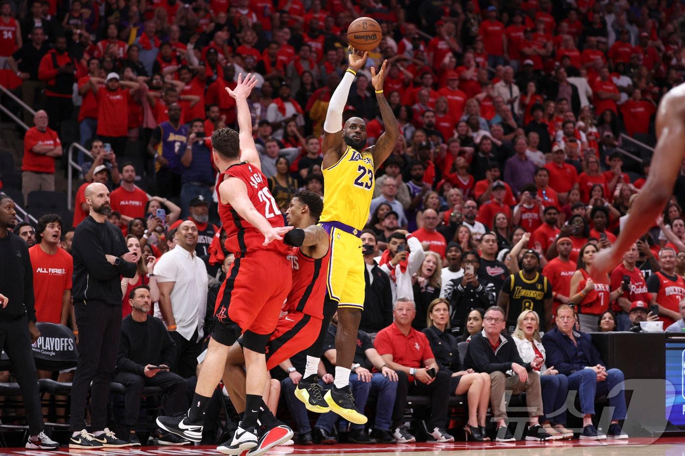 본문 이미지 - LA 레이커스의 르브론 제임스(23번)가 25일(한국시간) 열린 휴스턴 로키츠와 2025-26 NBA 서부 콘퍼런스 플레이오프 1라운드 3차전에서 29점 13리바운드 6어시트 3스틸로 활약했다. ⓒ 로이터=뉴스1