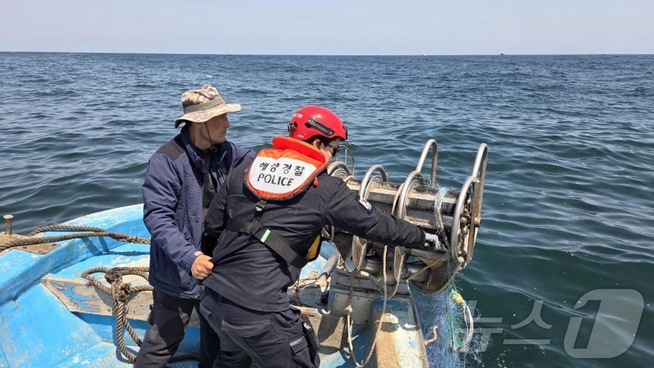 본문 이미지 - 25일 오전 울산 동구 앞바다에서 조업하던 70대 선장이 실종돼 해경이 수색 작업을 벌이고 있다.(울산해경 제공. 재판매 및 DB금지) 2026.4.25 ⓒ 뉴스1 김세은 기자