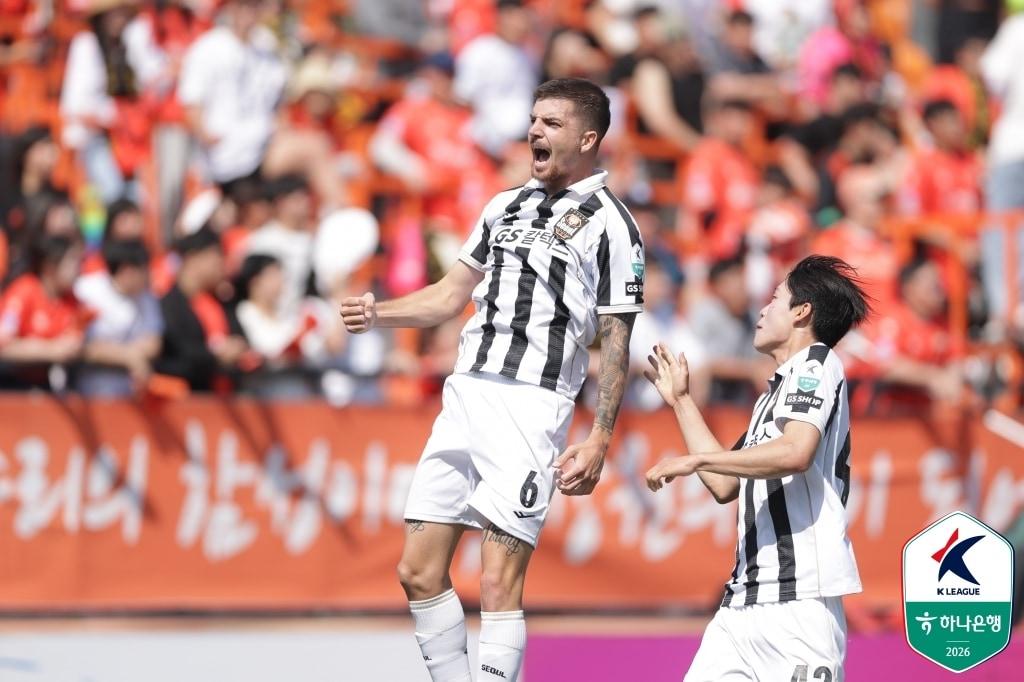 본문 이미지 - FC서울 바베츠가 25일 열린 하나은행 K리그1 2026 10라운드 강원FC와 원정 경기에서 전반 42분 선제골을 터뜨린 후 기뻐하고 있다. (한국프로축구연맹 제공)