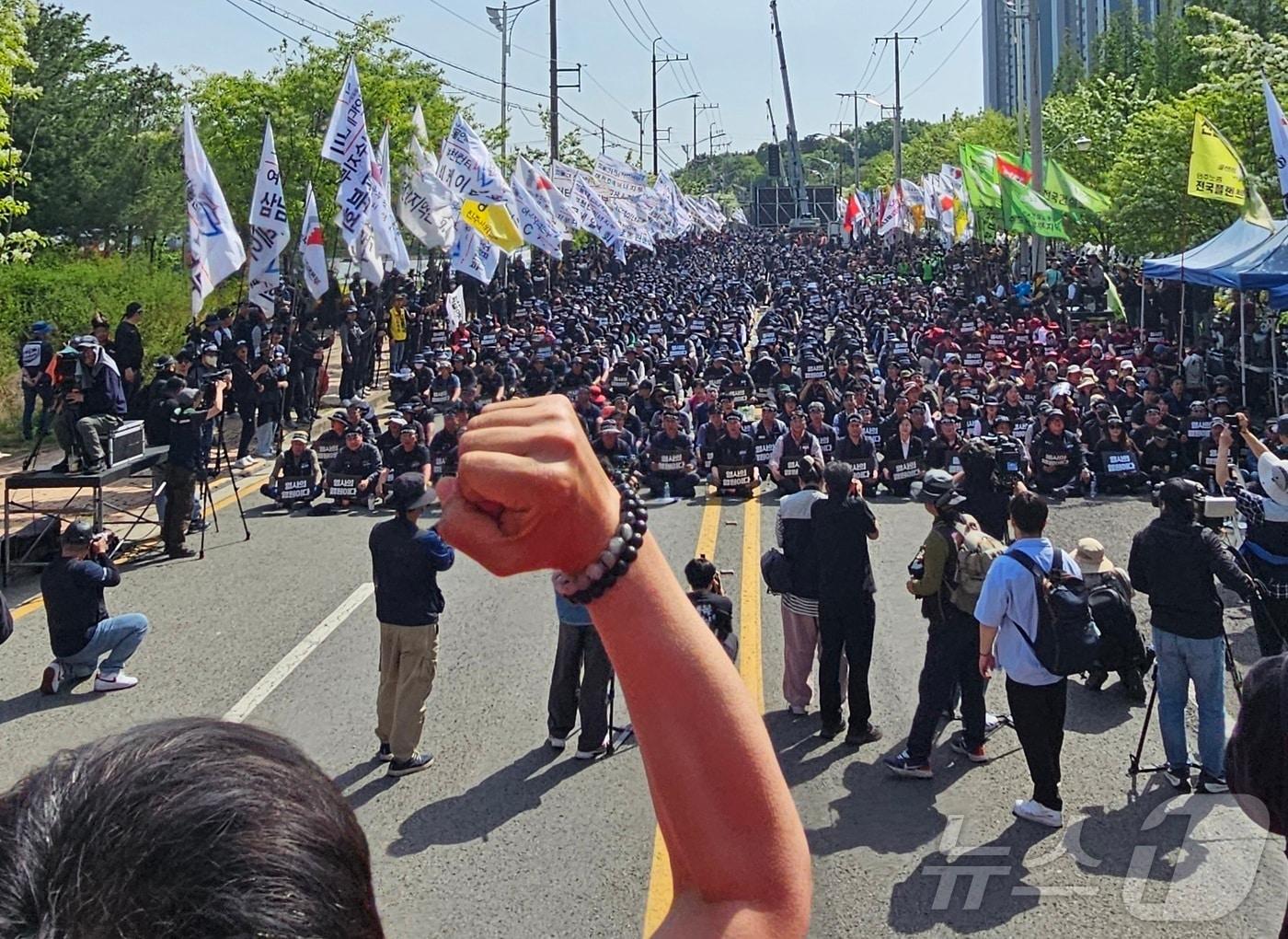 본문 이미지 - 전국민주노동조합총연맹(민주노총) 공공운수노조 화물연대 관계자들이 25일 경남 진주시 CU 진주물류센터 앞에서 열린 'CU 투쟁 승리 및 열사정신 계승 총력투쟁 결의대회'에서 구호를 외치고 있다. 2026.4.25 ⓒ 뉴스1 한송학 기자