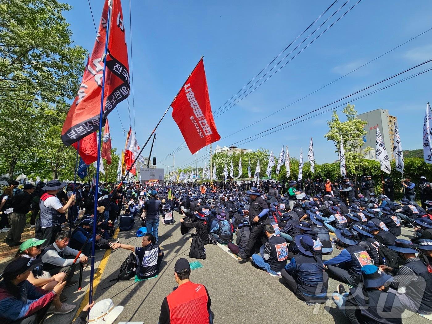 본문 이미지 - 전국민주노동조합총연맹(민주노총) 공공운수노조 화물연대 관계자들이 25일 경남 진주시 CU 진주물류센터 앞에서 열린 'CU 투쟁 승리 및 열사정신 계승 총력투쟁 결의대회'에서 구호를 외치고 있다. 2026.4.25 ⓒ 뉴스1 한송학 기자