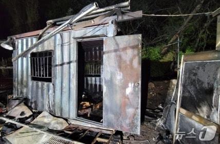 본문 이미지 - 불이 난 컨테이너 모습 (경기소방재난본부 제공. 재판매 및 DB금지)