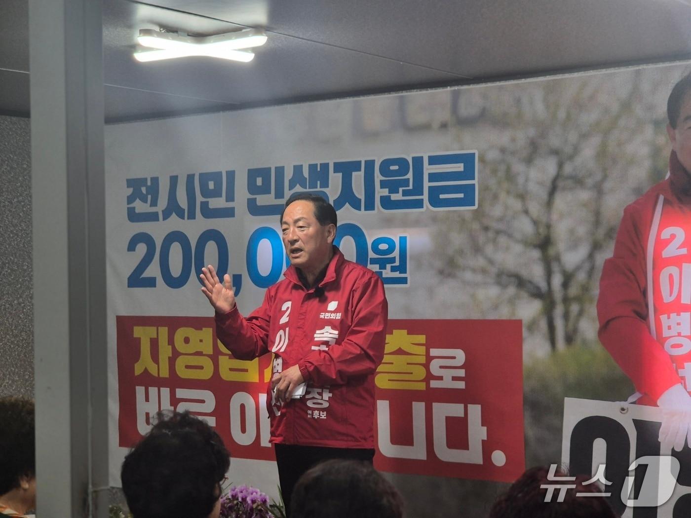 본문 이미지 - 이병선 국민의힘 강원 속초시장 후보가 25일 속초시 교동 선거사무소 개소식에서 지지자들에게 감사인사를 전하고 있다.2026.4.25/뉴스1