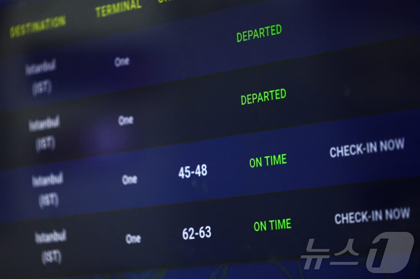 본문 이미지 - 미국과 이란 간 휴전 속에 25일(현지시간) 일부 국제선 항공편 운항이 재개된 이란 테헤란 이맘 호메이니 국제공항 전광판에 항공편 정보가 표시되고 있다. 2026.4.25. ⓒ 로이터=뉴스1