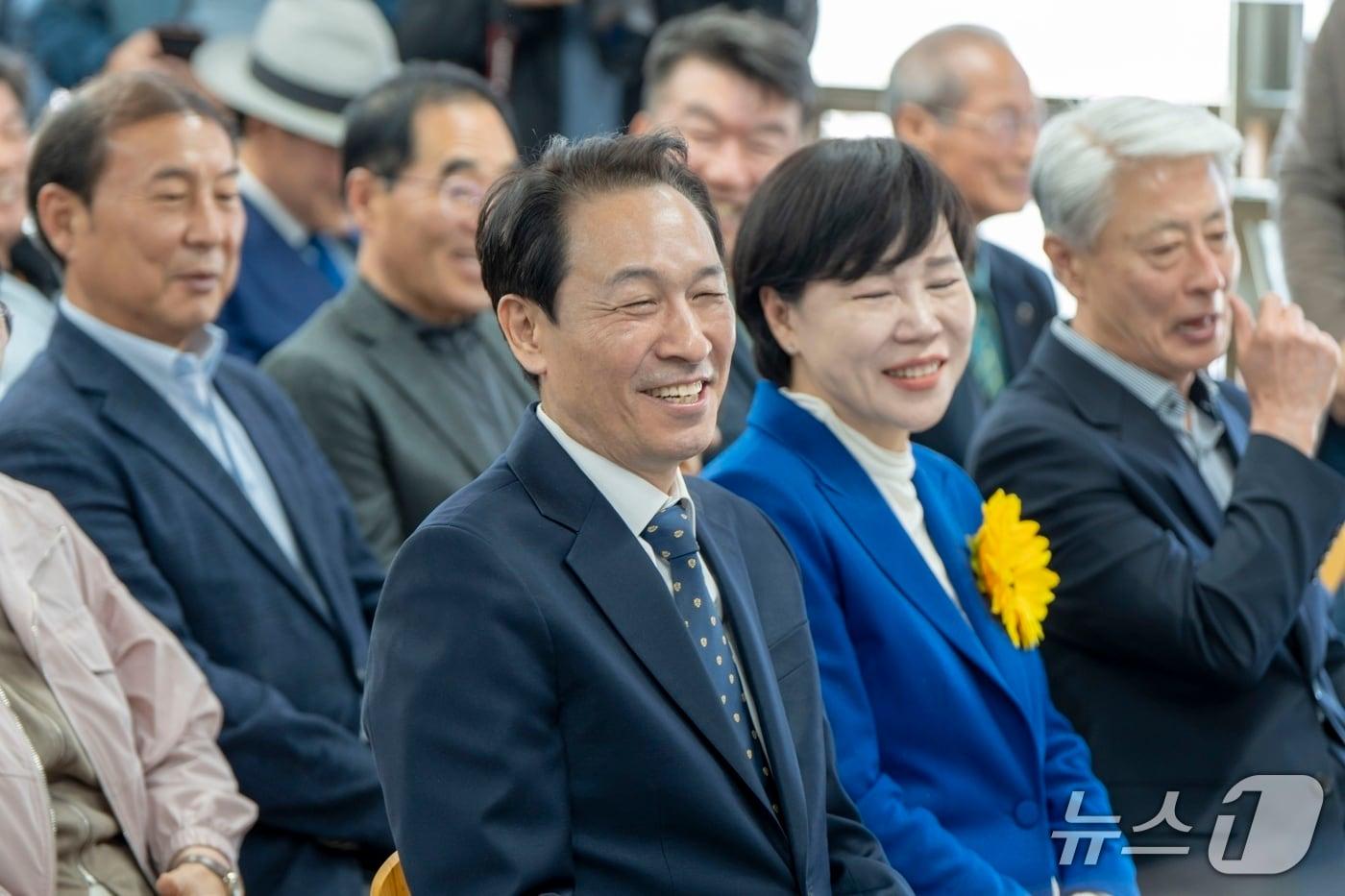 본문 이미지 - 우상호 더불어민주당 강원도지사 후보가 25일 이정훈 민주당 삼척시장 후보 선거사무소 개소식에 참석해 전현의 국회의원(사진 오른쪽) 등과 함께 이 후보의 감사 인사를 듣고 있다.(후보 측 제공, 재판매 및 DB 금지) 2026.4.25/뉴스1