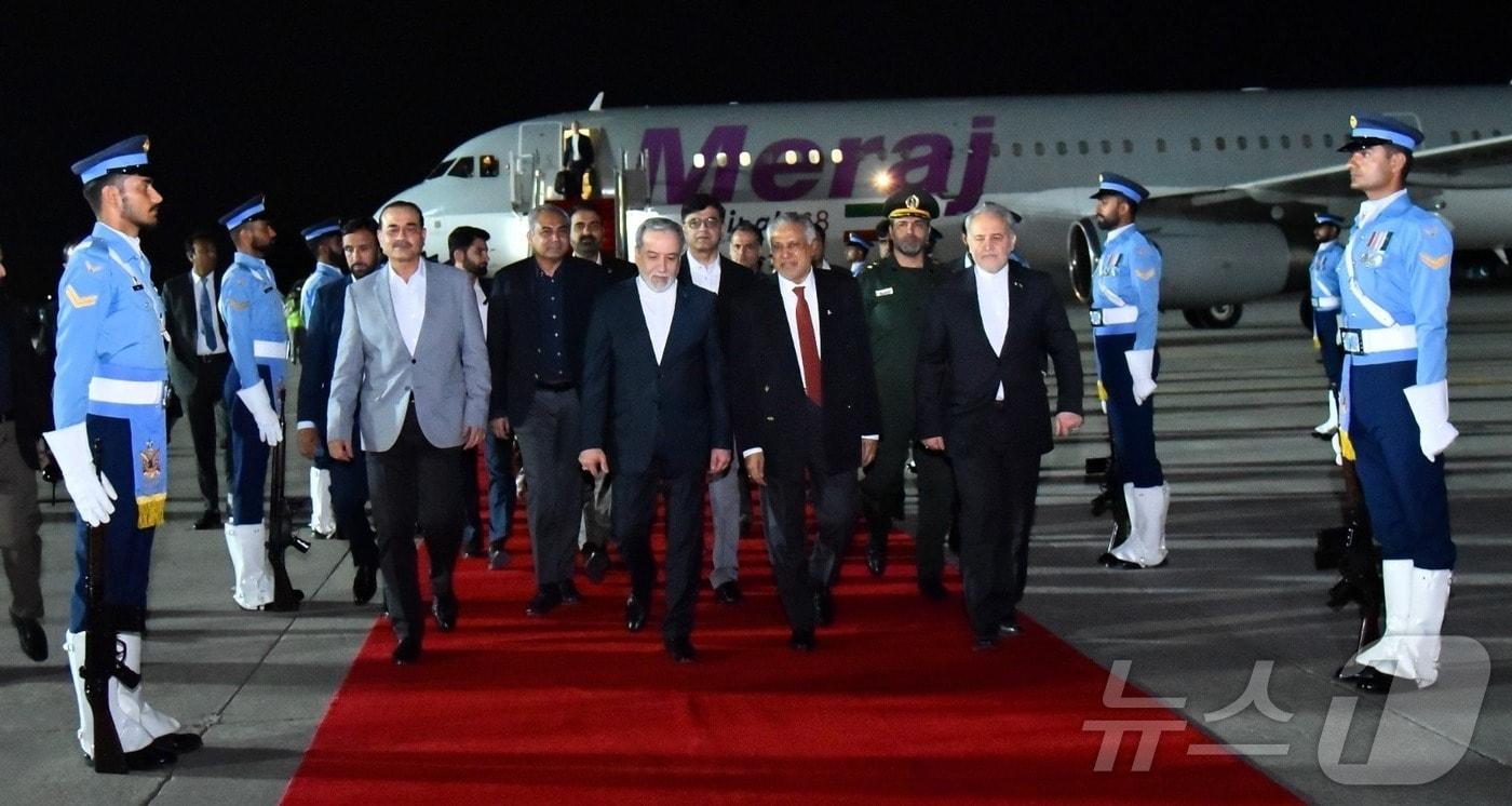 본문 이미지 - 아바스 아라그치 이란 외무장관이 이끄는 이란 대표단이 24일(현지시간) 오후 늦게 파키스탄 이슬라마바드에 도착했다. 2026.4.25. ⓒ 신화=뉴스1