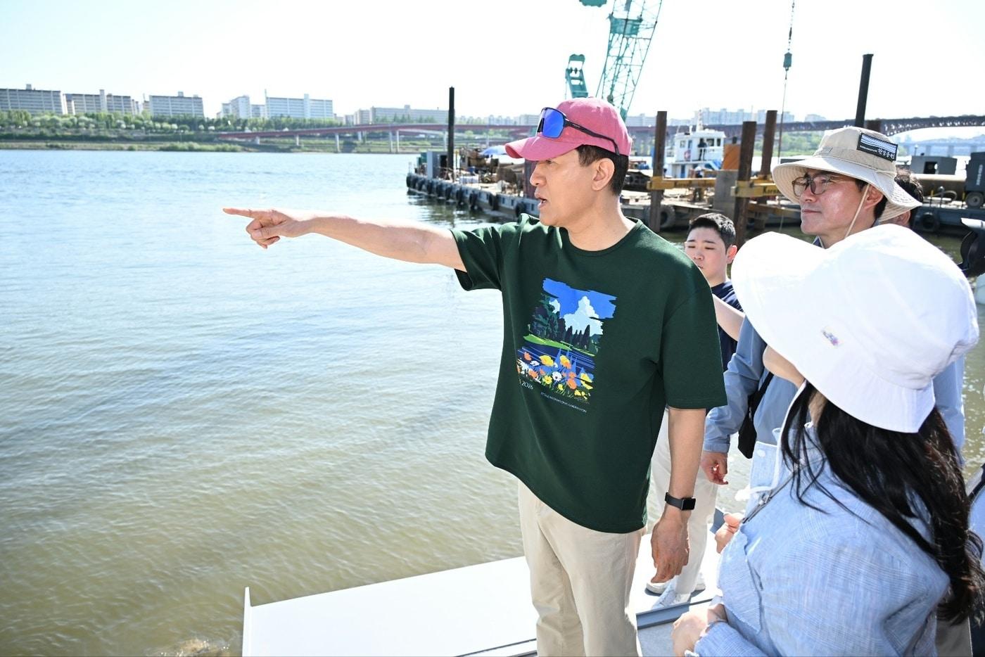 본문 이미지 - 오세훈 서울시장이 25일 '2026 서울국제정원박람회'가 열릴 예정인 서울숲을 방문해 정원 조성 현황을 점검하고 있다.