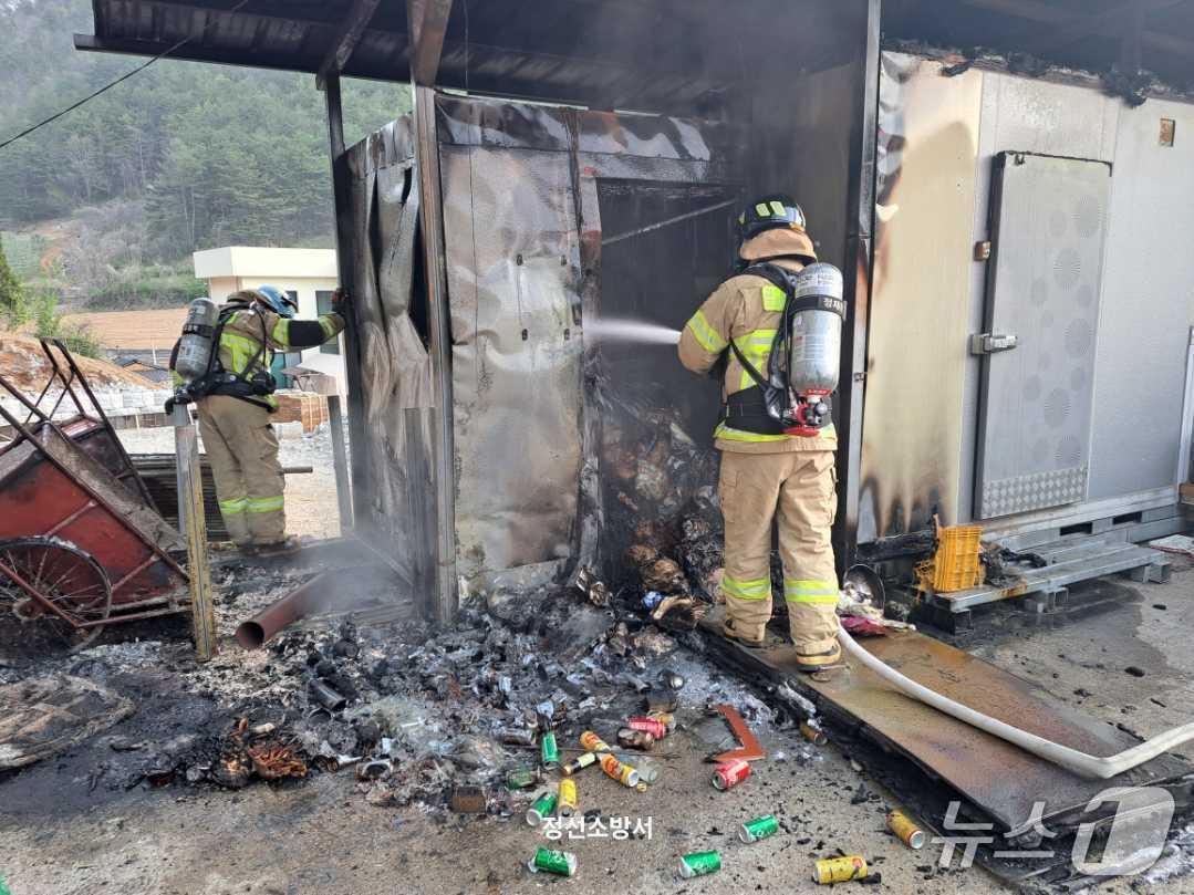 본문 이미지 - 25일 정선 저장고 화재 현장.(강원도소방본부 제공, 재판매 및 DB 금지) 2026.4.25/뉴스1