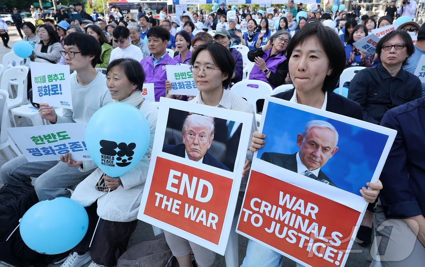 본문 이미지 - 25일 오후 서울 종로구 보신각 앞에서 열린 2026 한반도평화대회에서 참가자들이 피켓을 들고 있다. 참가자들은 이 자리에서 세계 곳곳의 침략전쟁 중단을 호소하고 한반도의 불안정한 휴전상태를 종전과 평화협정으로 전환할 것을 촉구했다. 2026.4.25 ⓒ 뉴스1 김성진 기자