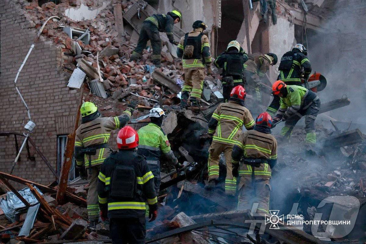 본문 이미지 - 우크라이나 국가비상서비스가 25일(현지시간) 공개한 사진에서 구조대원들이 러시아군의 공격을 받은 우크라이나 동부 드니프로의 주택 잔해를 치우고 있다. (우크라이나 국가비상서비스 제공) 2026.4.25. ⓒ AFP=뉴스1