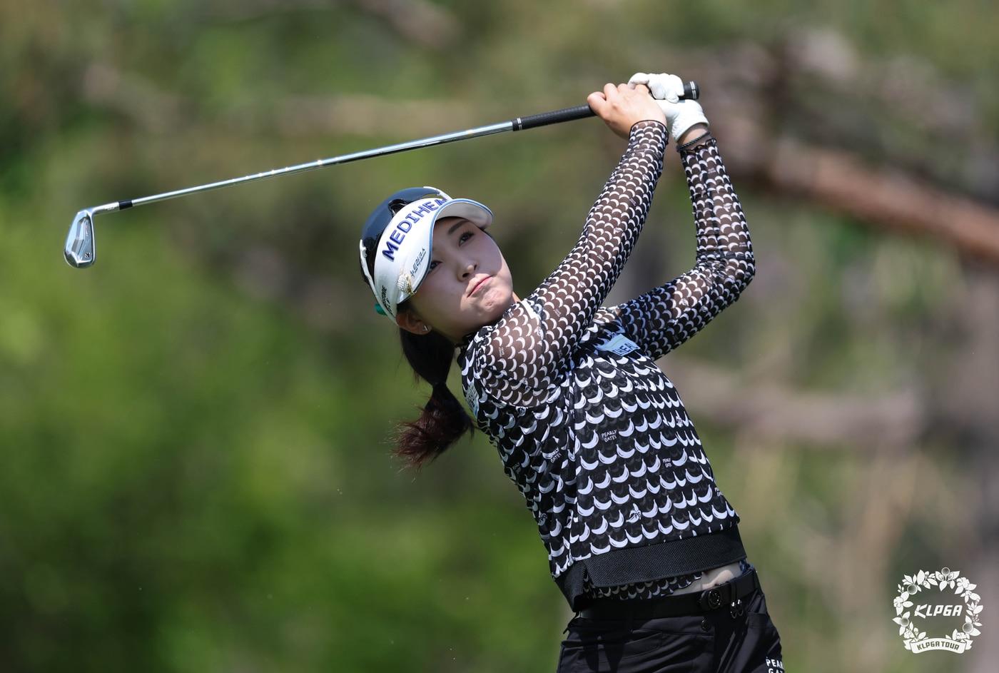 본문 이미지 - 이예원이 25일 충북 충주 킹스데일 골프클럽에서 열린 한국여자프로골프(KLPGA) 투어 덕신EPC 챔피언십 2라운드 8번홀에서 티샷을 하고 있다. (KLPGA 제공. 재판매 및 DB 금지) 2026.4.25 ⓒ 뉴스1