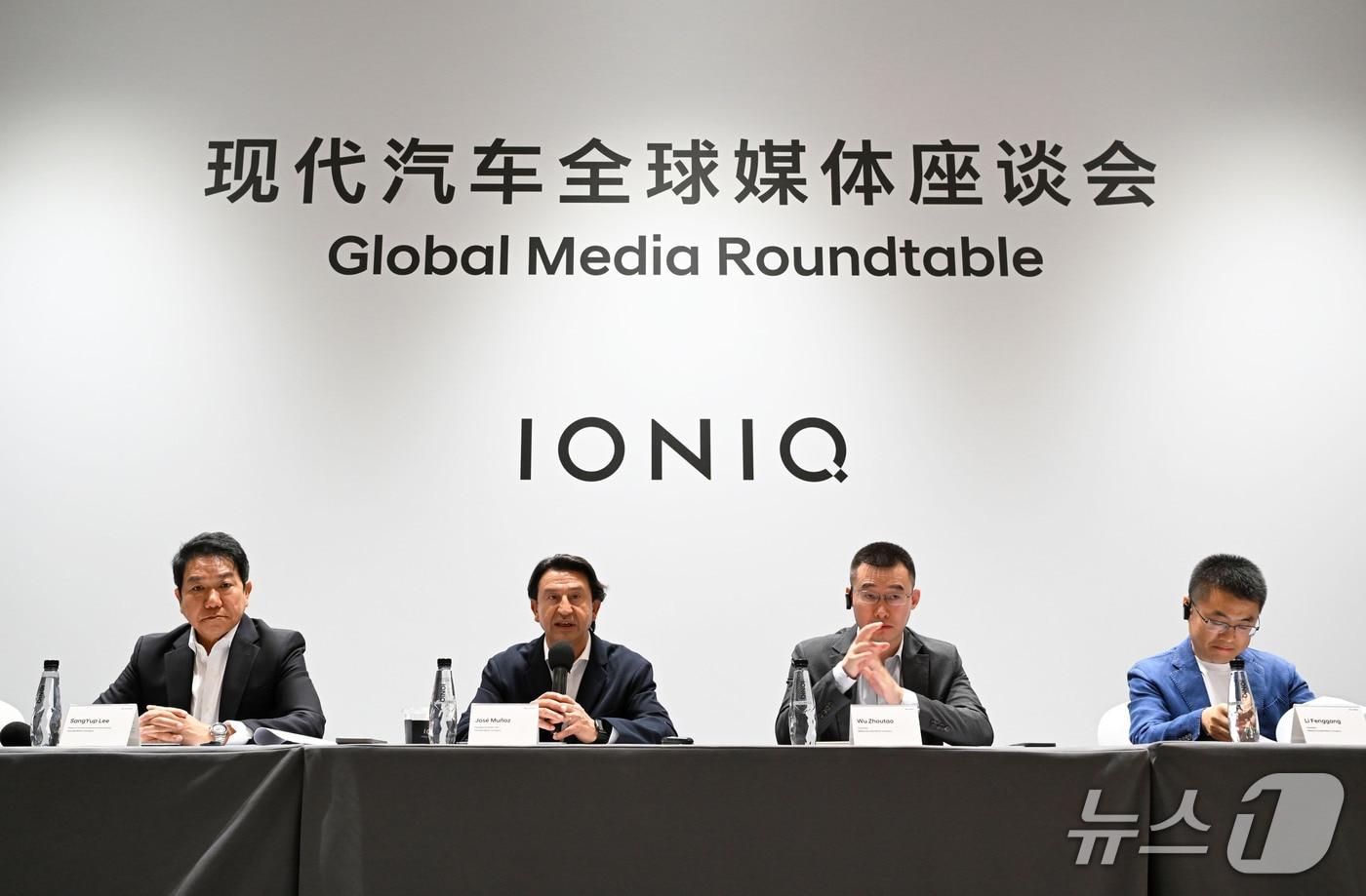 본문 이미지 - 2026 베이징 국제 모터쇼 현대자동차 미디어 간담회 현장 (왼쪽부터 중국 CTO 허재호 전무, 현대제네시스 글로벌디자인담당 이상엽 부사장, 현대자동차 호세 무뇨스 사장, 베이징현대 우저우타오 동사장, 베이징현대 리펑강 총경리)