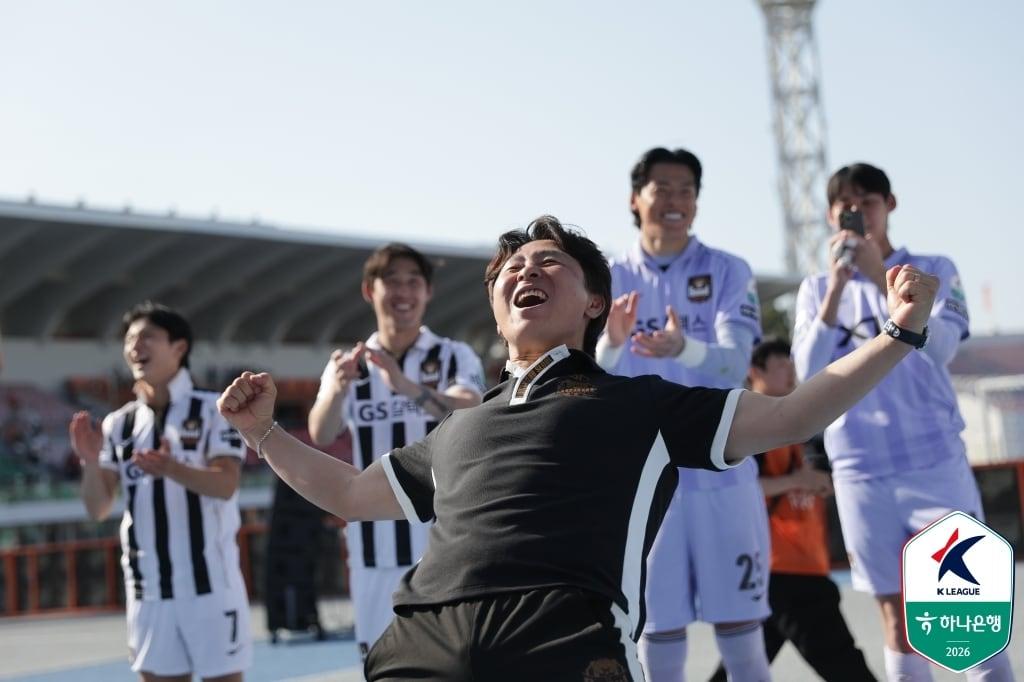 본문 이미지 - FC서울 김기동 감독이 25일 열린 하나은행 K리그1 2026 10라운드 강원FC와 원정 경기에서 2-1로 승리한 뒤 기뻐하고 있다. (한국프로축구연맹 제공)