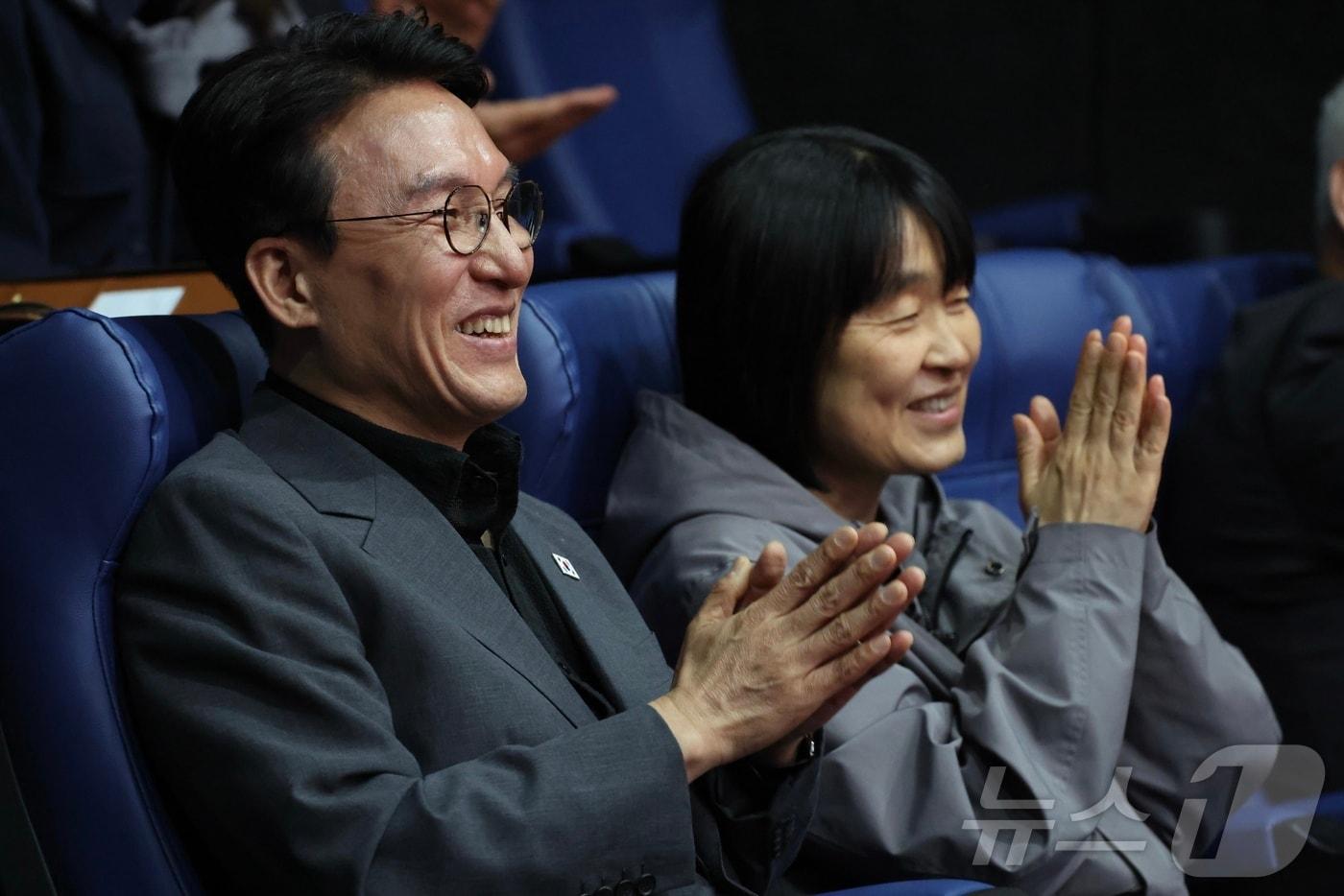 본문 이미지 - 김민석 국무총리가 25일 서부산영상미디어센터 모두극장에서 독립영화 '3학년2학기'를 관람한 후 박수치고 있다. 오른쪽은 이란희 감독. (총리실 제공. 재판매 및 DB 금지) 2026.4.25 ⓒ 뉴스1