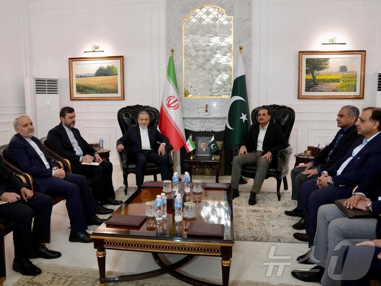 본문 이미지 - 아바스 아라그치 이란 외무장관(왼쪽에서 세 번째)이 25일(현지시간) 파키스탄 이슬라마바드에서 아심 무니르 파키스탄 육군참모총장(오른쪽에서 세 번째)과 회담하고 있다. 2026.4.25 ⓒ 로이터=뉴스1