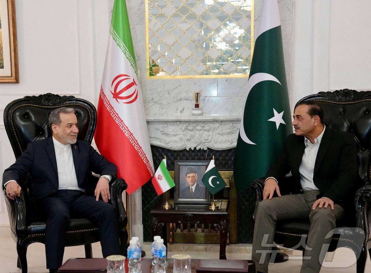 본문 이미지 - 아바스 아라그치 이란 외무장관(왼쪽)이 25일(현지시간) 파키스탄 이슬라마바드에서 아심 무니르 파키스탄 육군참모총장과 회담하고 있다. 2026.4.25 ⓒ 로이터=뉴스1