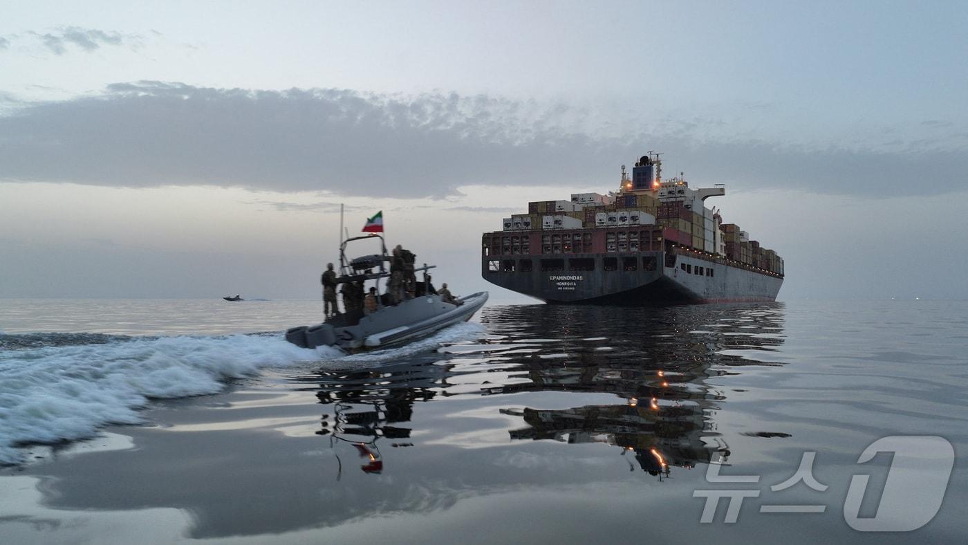 본문 이미지 - 이란 혁명수비대(IRGC)가 24일(현지시간) 호르무즈 해협에서 화물선 '에파미논다스'호를 나포하고 있다. 2026.4.25. ⓒ 로이터=뉴스1