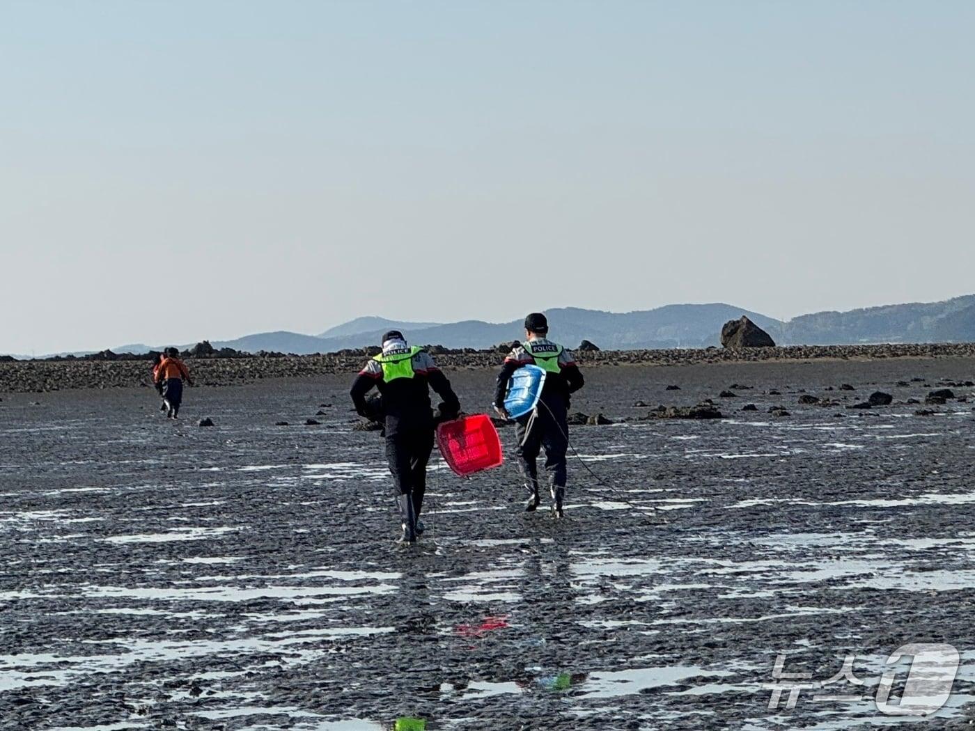 본문 이미지 - 갯벌 인명 구조에 나서는 해경(보령해경 제공) /뉴스1