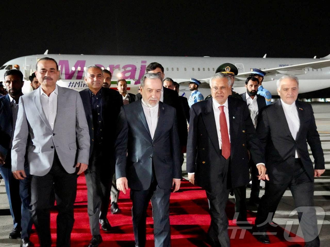 본문 이미지 - 파키스탄 이슬라마바드를 찾은 아바스 아라그치 이란 외무장관(가운데). 2026.04.25 ⓒ 로이터=뉴스1