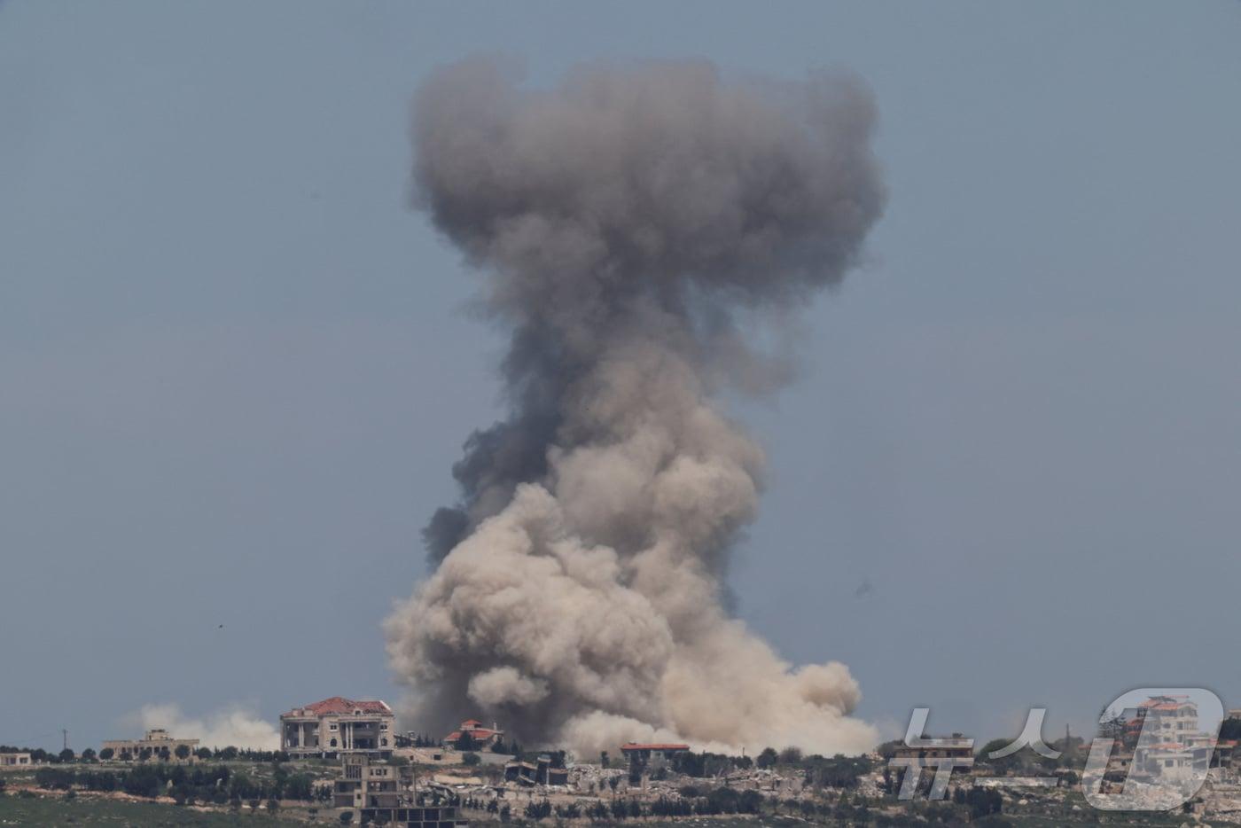 본문 이미지 - 레바논 남부에서 폭발음 이후 연기가 치솟는 모습. 2026.04.25 ⓒ 로이터=뉴스1