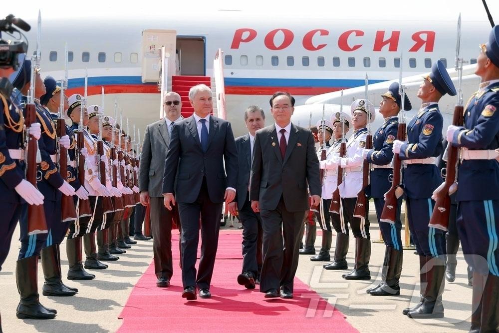 본문 이미지 - (평양 노동신문=뉴스1) = 북한 노동당 기관지 노동신문은 26일 러시아 국가회의(하원) 의장 뱌체슬라브 볼로딘을 단장으로 하는 러시아 대표단이 전날 평양에 도착했다고 보도했다. 대표단은 ‘해외군사작전 전투위훈기념관’ 준공식 참석을 위해 방북했다. [국내에서만 사용가능. 재배포 금지. DB 금지. For Use Only in the Republic of Korea. Redistribution Prohibited] rodongphoto@news1.kr