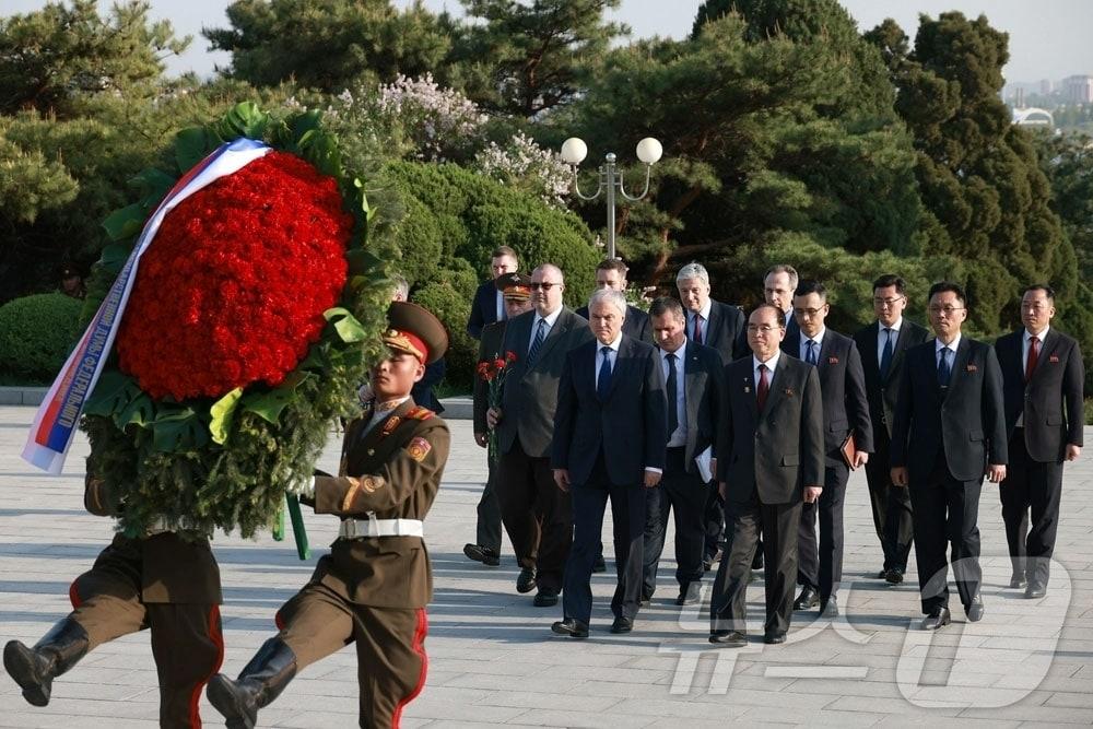 본문 이미지 - (평양 노동신문=뉴스1) = 북한 노동당 기관지 노동신문은 26일 러시아 국가회의(하원) 의장 뱌체슬라브 볼로딘을 단장으로 하는 공식대표단이 전날 평양에 도착했다고 보도했다. 대표단은 북한이 '쿠르스크 해방' 1주년을 맞아 공개할 '해외군사작전 전투위훈기념관' 준공식 참석을 위해 방북했다. [국내에서만 사용가능. 재배포 금지. DB 금지. For Use Only in the Republic of Korea. Redistribution Prohibited] rodongphoto@news1.kr