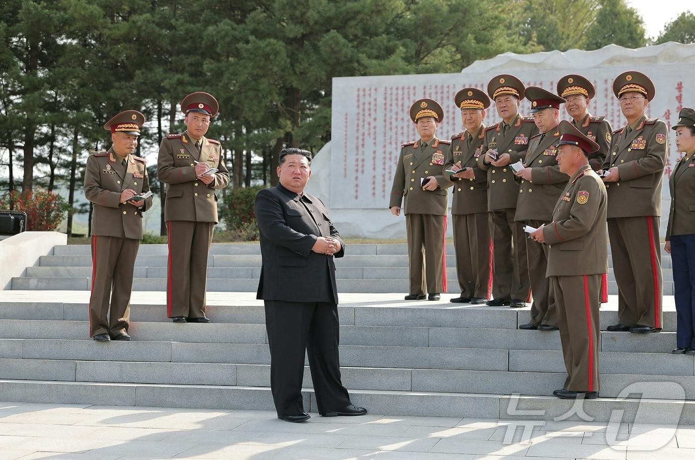 본문 이미지 - (평양 노동신문=뉴스1) = 북한 노동당 기관지 노동신문은 "조선노동당 총비서이시며 조선민주주의인민공화국 국무위원장이신 경애하는 김정은 동지께서 조선인민혁명군 창건일에 즈음하여 4월 25일 조선인민군 서부지구 기계화보병사단관하 연합부대를 축하방문하시고 장병들을 고무격려했다"라고 보도했다. [국내에서만 사용가능. 재배포 금지. DB 금지. For Use Only in the Republic of Korea. Redistribution Prohibited] rodongphoto@news1.kr