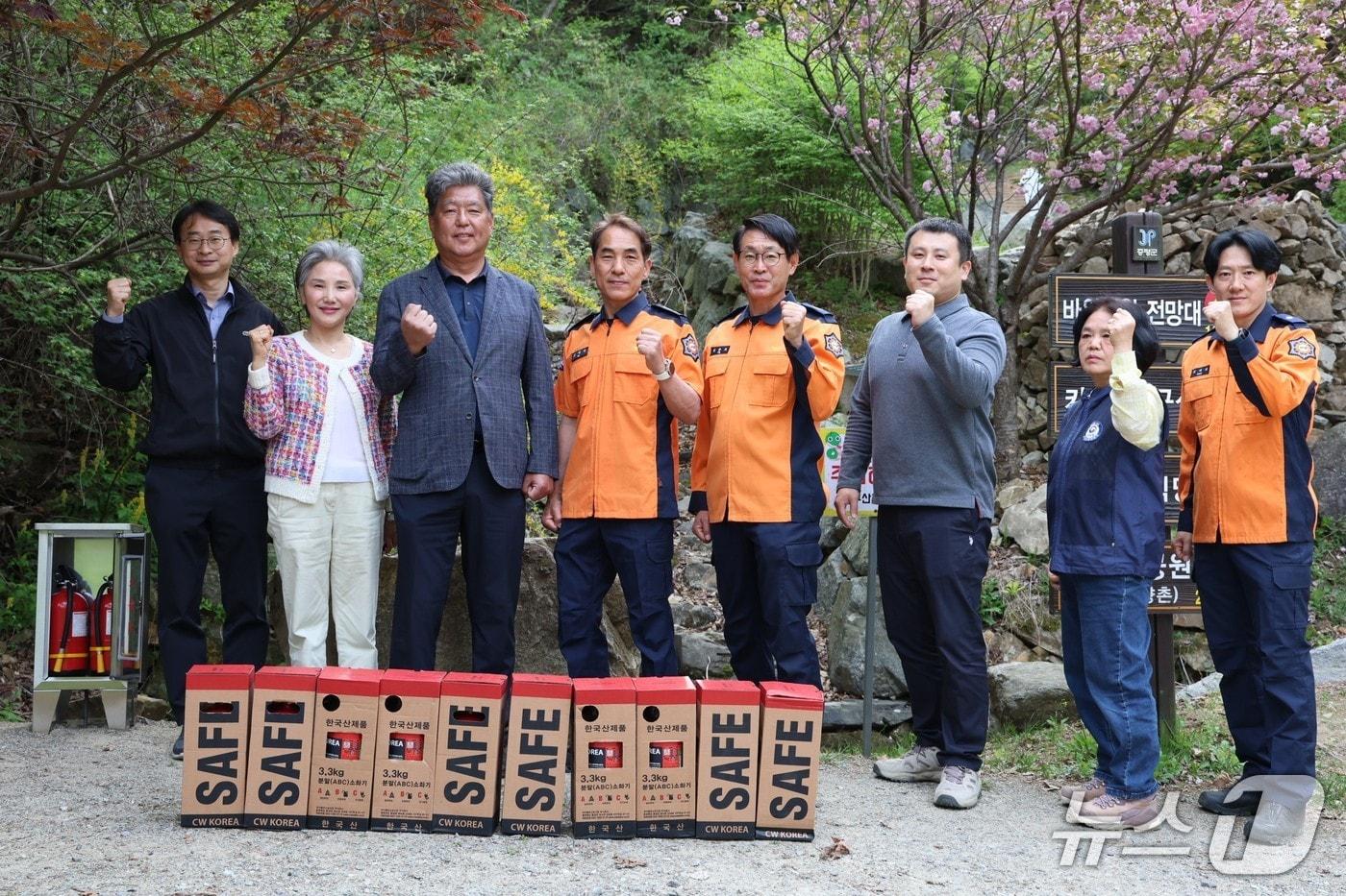 본문 이미지 - 왼쪽부터 디엔피코퍼레이션 신경암 공장장, 증평노인전문요양원 김미숙 원장, 두원전기소방 김동욱 대표, 증평소방서 고제원 예방안전과장, 김준호 예방총괄팀장, 증평군 관계자 등이 죄구산에 소화기를 설치하기 앞서 기념촬영을 했다(증평소방서 제공. 재판매 및 DB금지)
