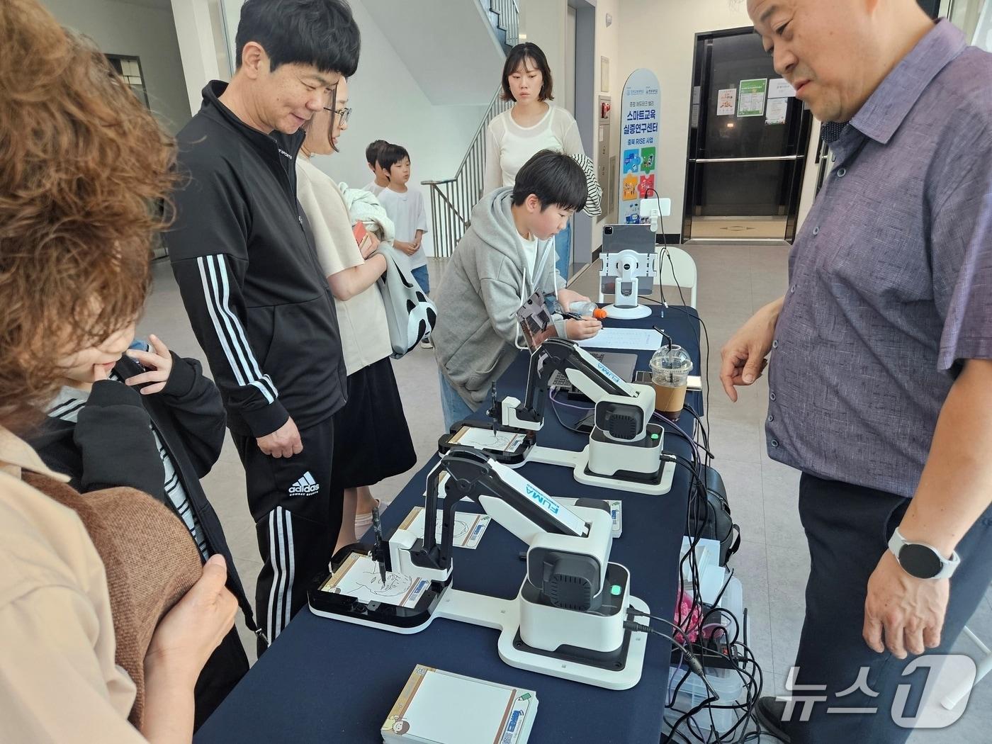 본문 이미지 - 증평 로봇 드로잉 체험(증평군 제공. 재판매 및 DB금지)