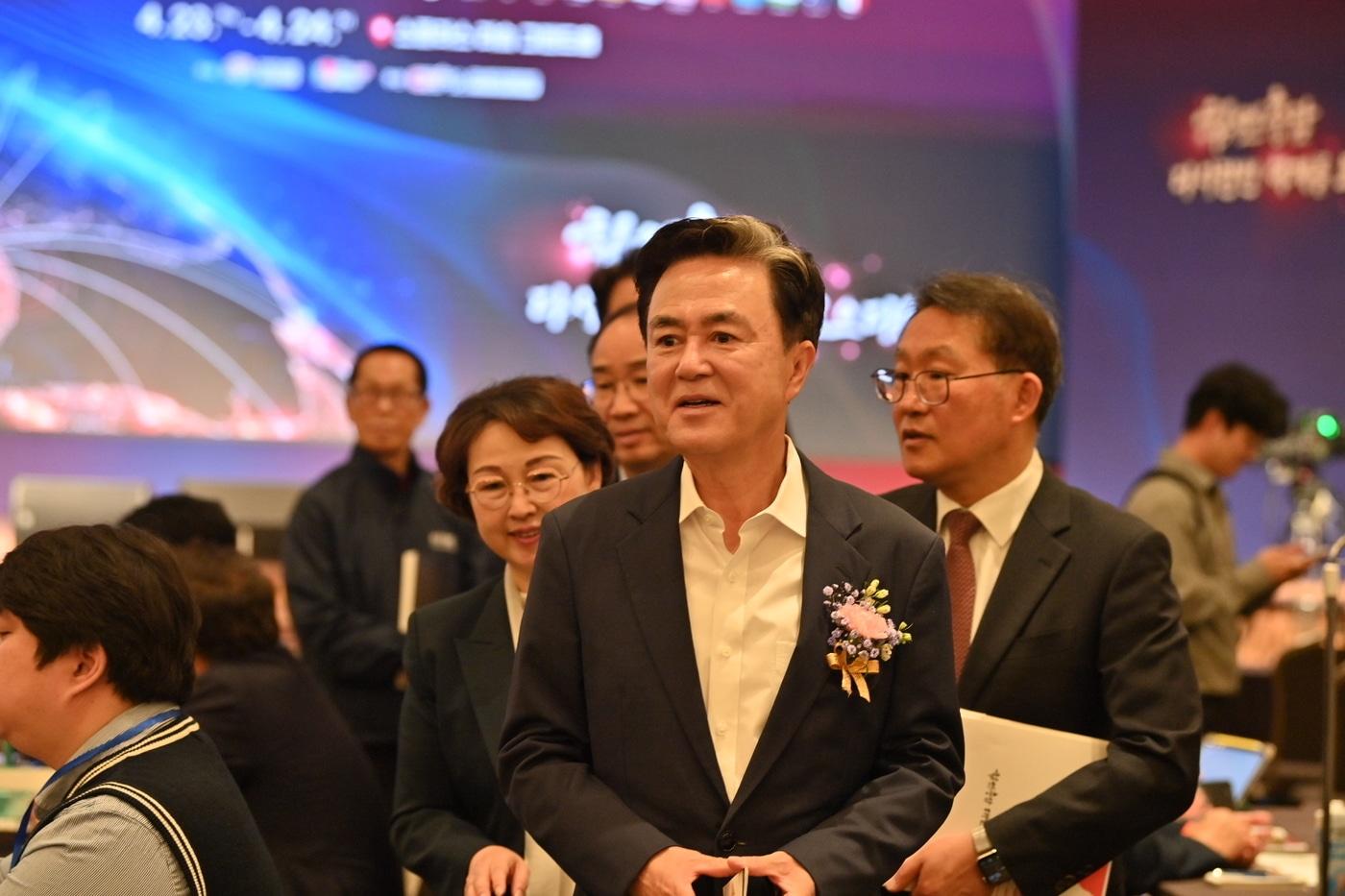 본문 이미지 - '2026 해외사무소 바이어 초청 수출상담회' 찾은 김태흠 충남지사(도 제공. 재판매 및 DB금지)/뉴스1