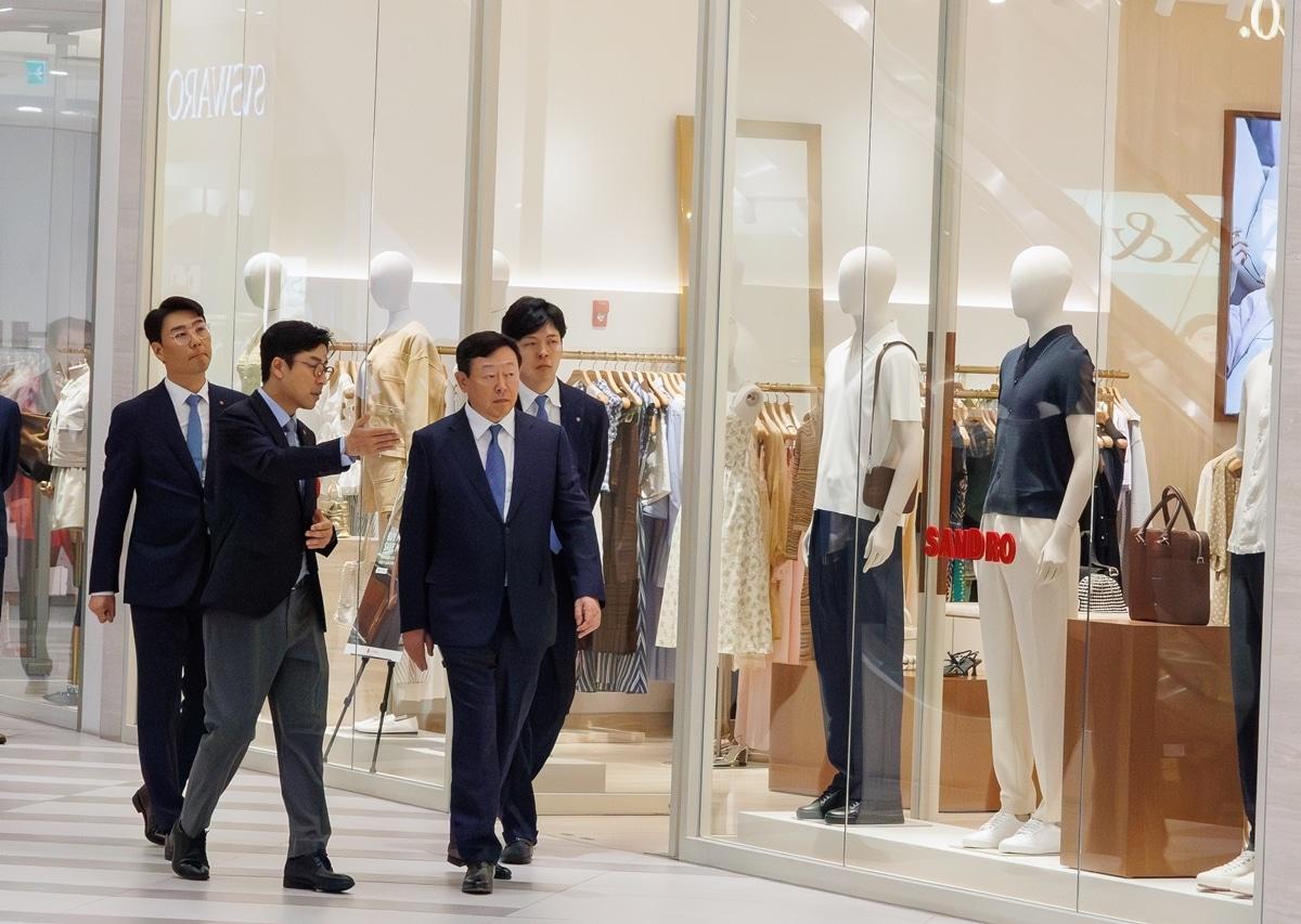 본문 이미지 - 신동빈 롯데그룹 회장(오른쪽 두번째)이 23일 베트남 하노이에 위치한 롯데몰 웨스트레이크 하노이를 찾아 롯데몰을 시찰하고 있다.(롯데지주 제공). 