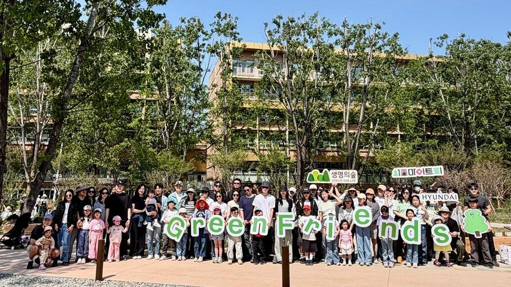 본문 이미지 - 지난 25일 서울시 성동구 성수동에 위치한 서울숲에서 정원 기부에 참여한 고객들을 비롯해 현대백화점 임직원 및 가족 50여 명, 서울시 및 (사)생명의숲 관계자들이 친환경 기부 프로젝트 '내 정원 가꾸기' 첫 식재를 진행 후 기념 사진을 찍고 있다. (현대백화점 제공).