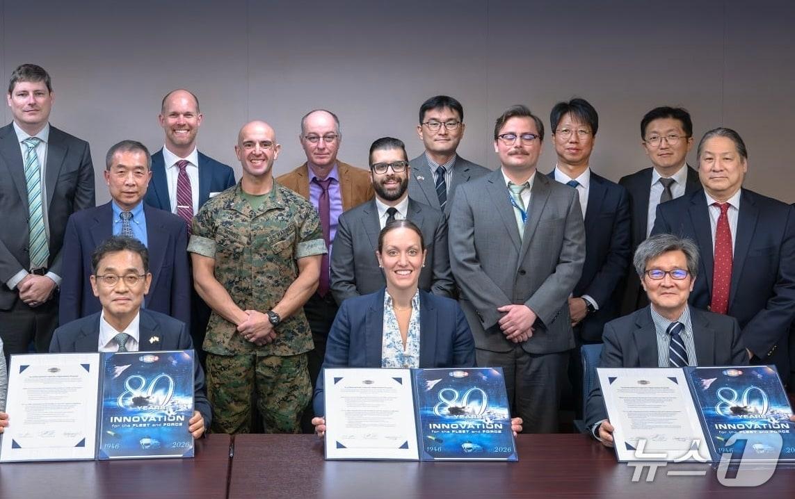 본문 이미지 -  HD현대가 현지시간 23일(목) 미국 버지니아주 알링턴의 미 해군연구청(ONR) 본사에서 ONR 과제 수주 계약식을 체결하는 모습 (사진 첫번째 줄 왼쪽부터 HD한국조선해양 미래기술연구원장 장광필 부사장, 미 해군연구청 레이첼 라일리(Rachel Riley) 청장, 서울대학교 조선해양공학과 김용환 교수). (HD현대 제공)