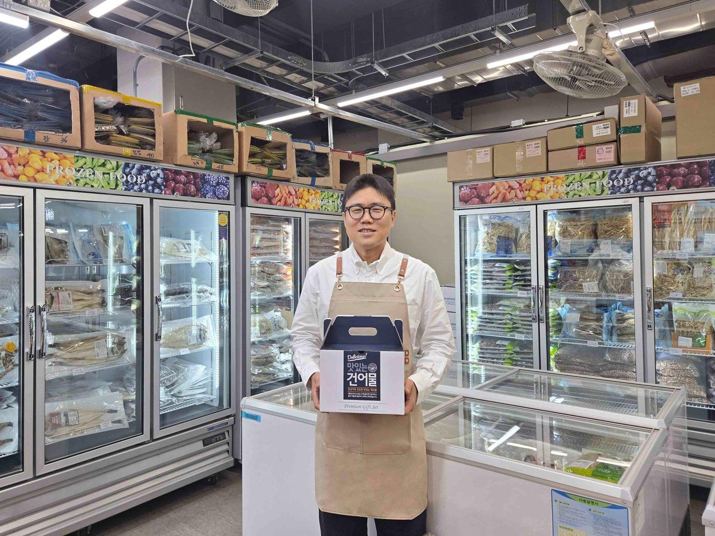 본문 이미지 - 박동은 해맑은푸드 대표가 판매 상품을 들고 있는 모습. (쿠팡 제공). 