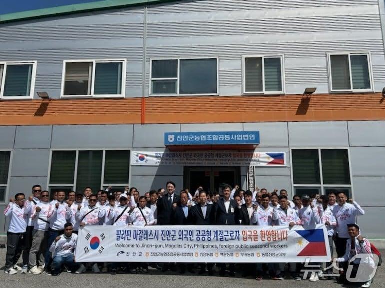 본문 이미지 - 전북 진안군과 업무협약(MOU) 체결국인 필리핀에서 공공형 외국인 계절근로자 54명이 입국했다.(진안군제공, 재판매 및 DB금지)2026.4.26/뉴스1