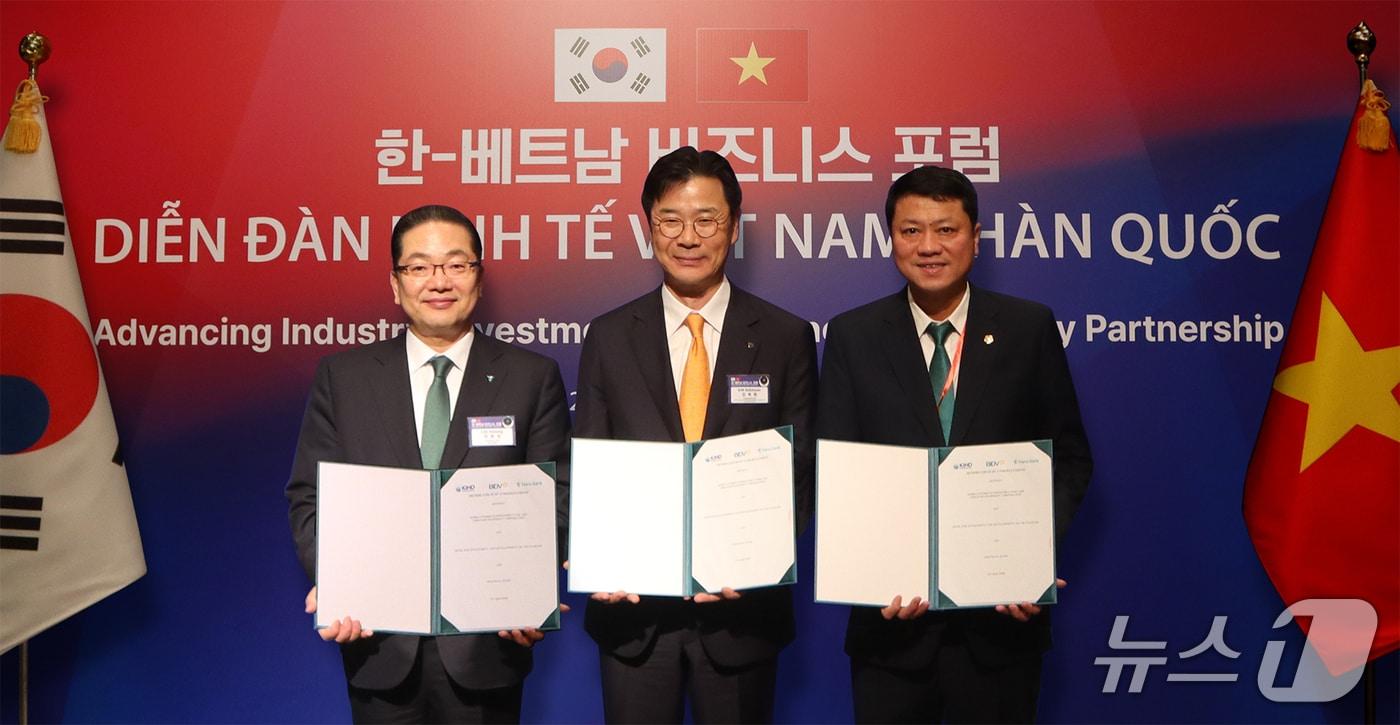 본문 이미지 - 하나은행은 지난 23일 오후 베트남 하노이에서 개최된 ‘한국-베트남 비즈니스 포럼’에서 베트남투자개발은행(BIDV) 및 한국해외인프라도시개발공사(KIND)과 함께 '베트남 및 해외 인프라 사업 협력을 위한 3자 간 업무협약'을 체결했다. 이날 협약식에 참석한 이호성 하나은행장(사진 왼쪽)이, 레 응옥 럼 BIDV 은행장(사진 오른쪽), 김복환 한국해외인프라도시개발지원공사(KIND) 사장과 함께 업무협약서를 들고 기념촬영을 하고 있다.
