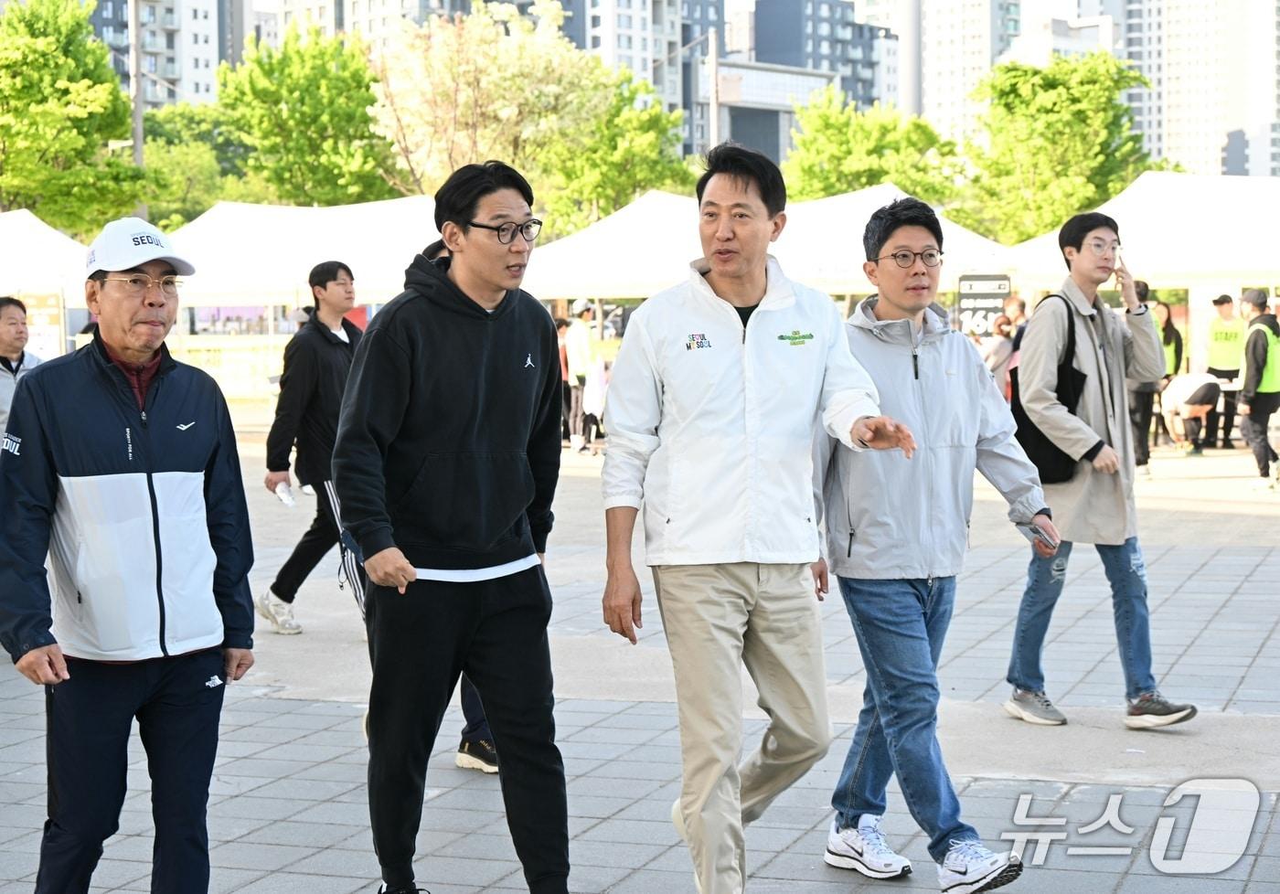 본문 이미지 - 오세훈 서울시장이 26일 '2026 차 없는 잠수교 뚜벅뚜벅 축제' 부대 행사로 열린 '쉬엄쉬엄 모닝'에 참여하고 있다.(서울시 제공)