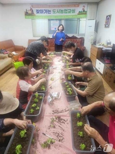 본문 이미지 - 대구시가 오는 12월까지 시민 누구나 일상 속에서 도시농업을 체험할 수 있는 '찾아가는 도시농업학교'를 운영한다. 사진은 지난해 열린 프로그램 모습.(대구시 제공, 재판매 및 DB 금지)