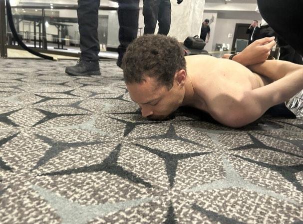 본문 이미지 - 도널드 트럼프 미국 대통령이 25일(현지시간) 트루스소셜에 공개한 백악관 출입기자단 만찬 행사 인근 총격 사건 용의자. (사진=트루스소셜 갈무리)