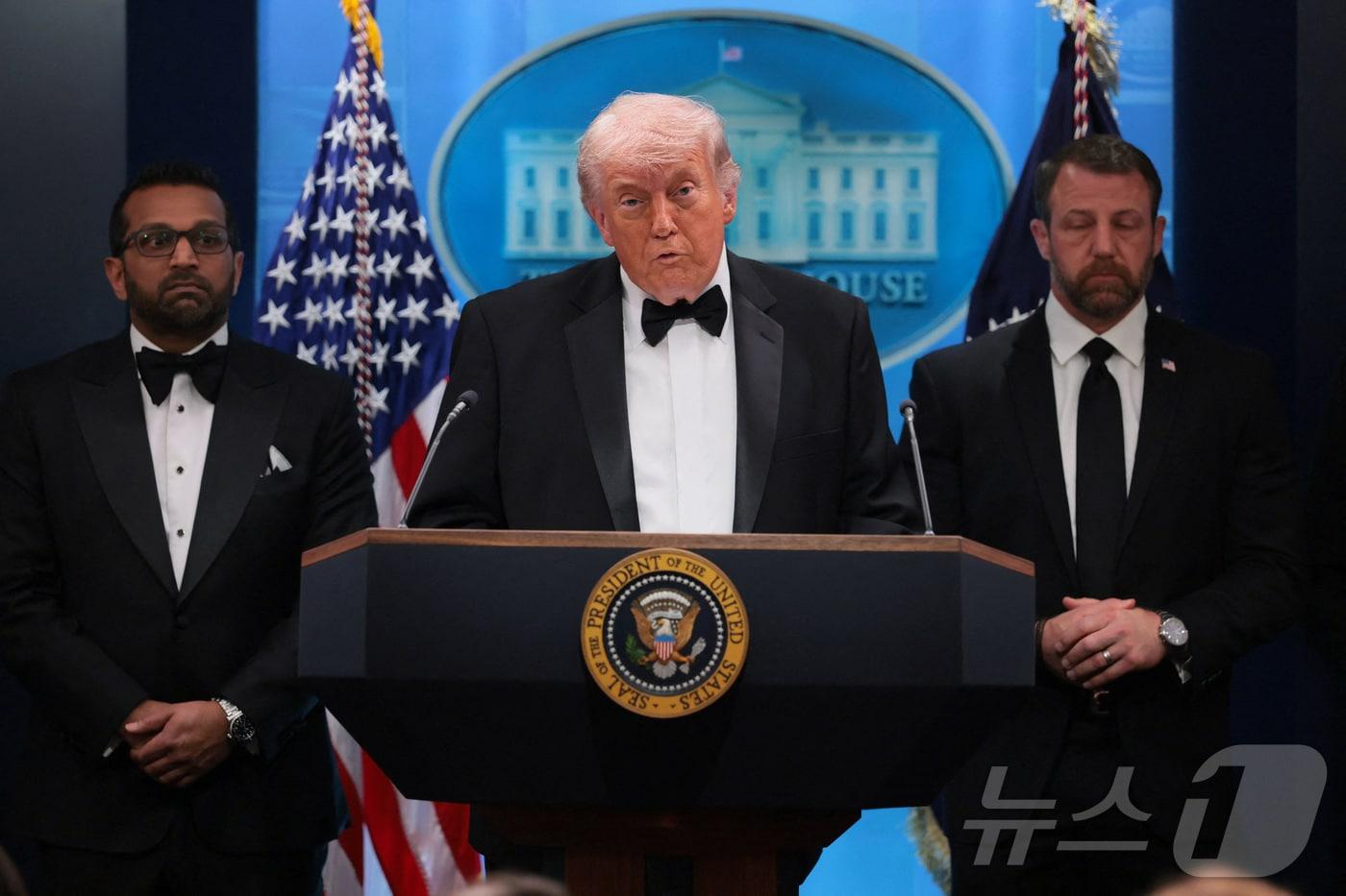본문 이미지 - 도널드 트럼프 미국 대통령이 25일(현지시간) 미국 워싱턴 DC에서 열린 백악관 기자단 만찬행사 중 총격 사건 이후 백악관에서 기자회견을 하고있다. ⓒ 로이터=뉴스1