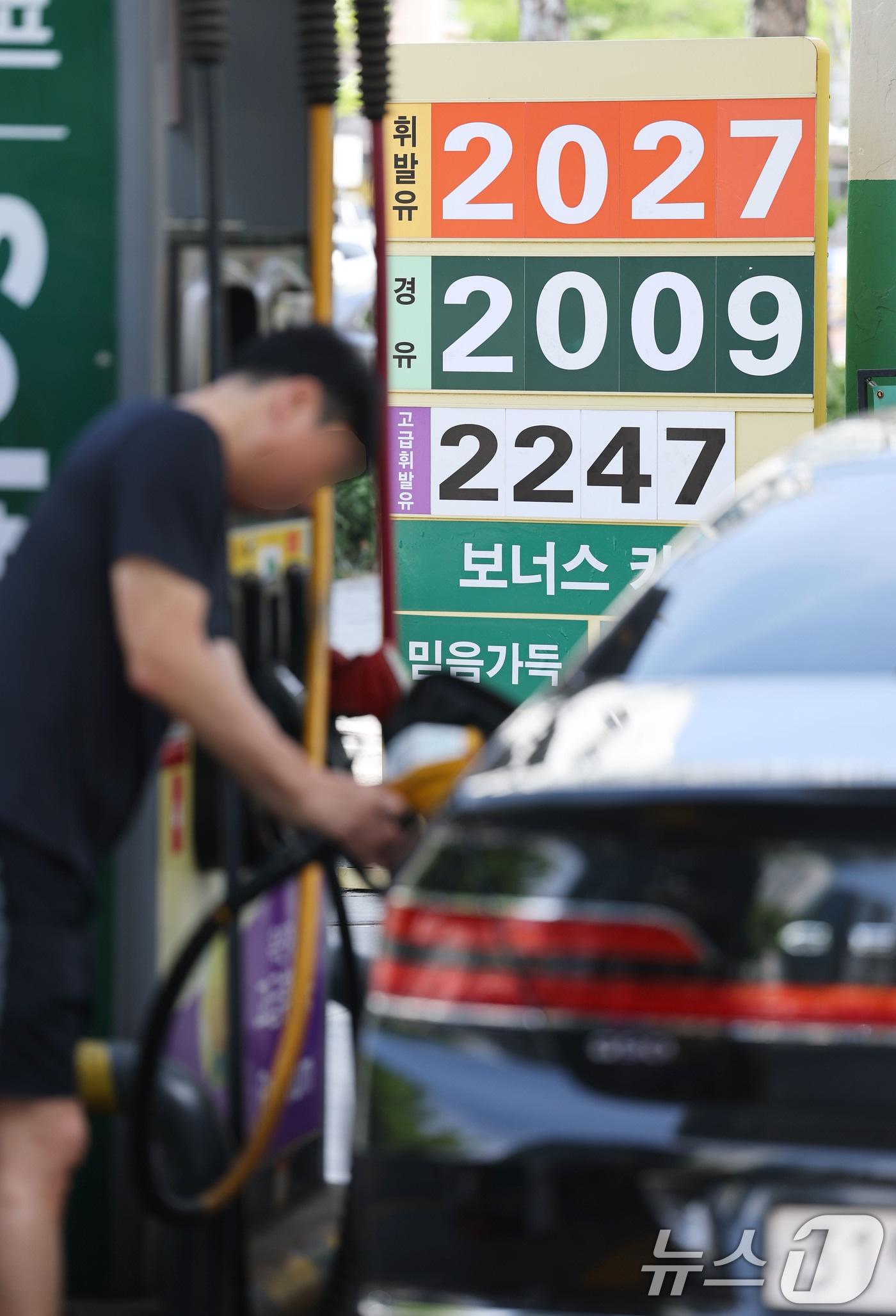 본문 이미지 - 26일 오전 서울 도심의 한 주유소에 휘발유와 경유 가격이 표시돼 있다. 한국석유공사 오피넷에 따르면 이날 오전 10시 기준 전국 주유소 평균 휘발유 가격은 2007.71로 전날보다 0.34원 상승했으며 경유 가격도 0.11원 상승한 2001.65원으로 집계됐다. 2026.4.26 ⓒ 뉴스1 이광호 기자